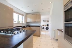 Kitchen o kitchenette sa Modern Three Bedroom Home in Gloucester with Hot Tub