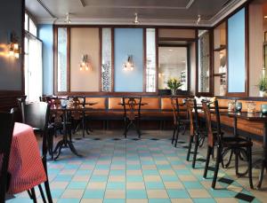 un restaurant avec un bar doté de chaises et de tables dans l'établissement Hotel Montana Zürich, à Zurich