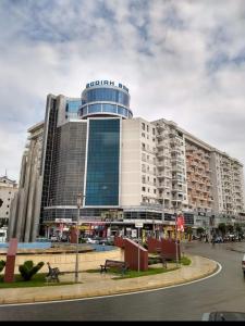 un gran edificio con un cartel encima en Ridi's Comfort Apartment, en Shkodër