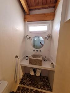 Kúpeľňa v ubytovaní El Aljibe de Cobarrubias, Apartamento 3, terraza privada