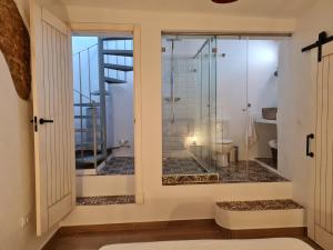 Kúpeľňa v ubytovaní El Aljibe de Cobarrubias, Apartamento 3, terraza privada