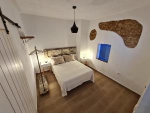 Posteľ alebo postele v izbe v ubytovaní El Aljibe de Cobarrubias, Apartamento 3, terraza privada