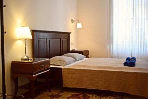 Posteľ alebo postele v izbe v ubytovaní Central Budapest Apartment in Historical Building With Free Private Parking
