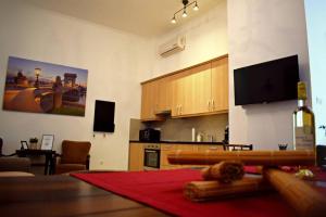 Kuchyňa alebo kuchynka v ubytovaní Central Budapest Apartment in Historical Building With Free Private Parking