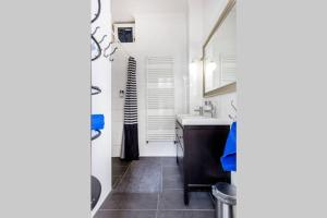 Kúpeľňa v ubytovaní Central Budapest Apartment in Historical Building With Free Private Parking