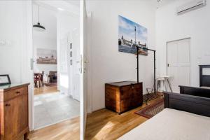 Posteľ alebo postele v izbe v ubytovaní Central Budapest Apartment in Historical Building With Free Private Parking