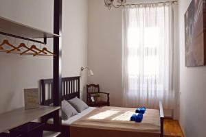 Posteľ alebo postele v izbe v ubytovaní Central Budapest Apartment in Historical Building With Free Private Parking