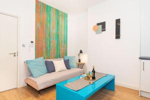 ein Wohnzimmer mit einem Sofa und einem Tisch in der Unterkunft Central London Apartment - Great Location in London