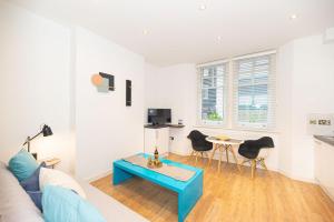 ロンドンにあるCentral London Apartment - Great Locationのリビングルーム(ソファ、テーブル付)