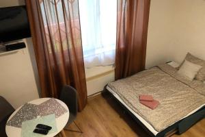 En eller flere senge i et værelse på Quiet & Cozy Studio apartment on Baščaršija