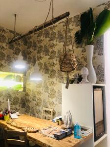 een kamer met een houten tafel met stoelen en een muur bij Domus Alberta in Lecce +15 foto's