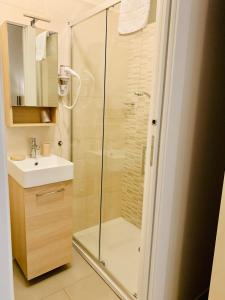 een badkamer met een douche en een wastafel bij Nontiscordardime in Orsogna