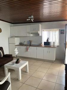 A kitchen or kitchenette at Apartamento Los Chinijos