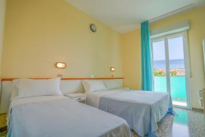A bed or beds in a room at Hotel Mondial