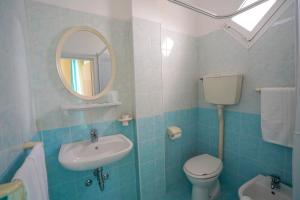 A bathroom at Hotel Mondial