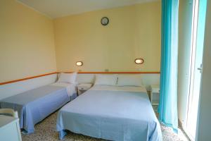 A bed or beds in a room at Hotel Mondial
