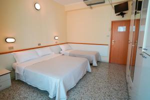 A bed or beds in a room at Hotel Mondial