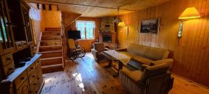 - un salon avec un canapé et une table dans l'établissement Domek Wilga, à Wilga