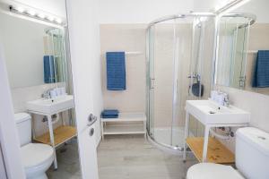 Koupelna v ubytování MIKA Studios + 98 fotografií