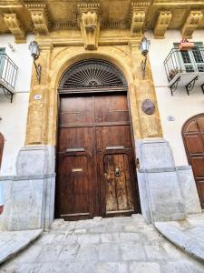 una gran puerta de madera en un edificio en Cómo en casa en Palermo
