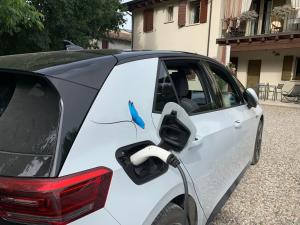 a white car is plugged into a car charger at L'Isolo b&b e case vacanza in Monzambano
