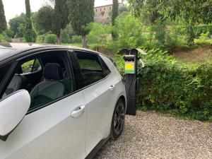 um carro branco estacionado ao lado de um parquímetro em L'Isolo b&b e case vacanza em Monzambano