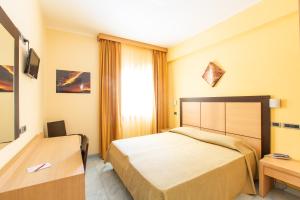 Giường trong phòng chung tại Marc Hotel