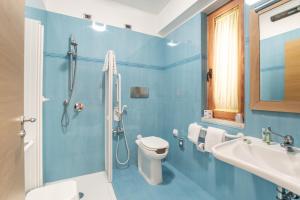 un bagno blu con un water e un lavandino di Marc Hotel a Vieste Altre 30 foto