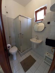 佐洛卡羅斯的住宿－Kispál Apartmanház，带淋浴、卫生间和盥洗盆的浴室
