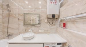 Baño blanco con lavabo y espejo en PEARL PREMIUM APARTMENTS 2, en Kiev