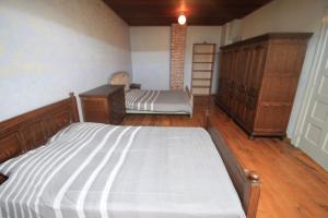 QueyssacにあるVakantiehuis 10 personnesのベッドルーム1室(ベッド2台、ドレッサー付)