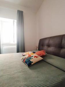 een slaapkamer met een bed met een kussen erop bij Dimora Ninfee in Rome