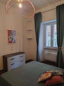 1 dormitorio con 1 cama, vestidor y ventana en Dimora Ninfee en Roma