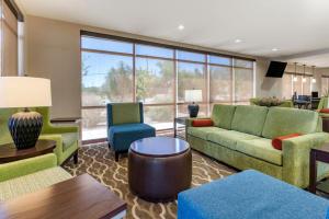 una sala de estar con sillones y sillas verdes en Comfort Suites Fernley, en Fernley
