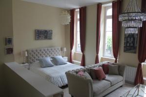 un salon avec un lit et un canapé dans l'établissement Duc de Bretagne Luxury Apparthotel, à Morlaix