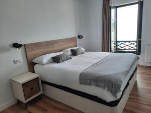Postel nebo postele na pokoji v ubytování Apartamentos El Muelle Comillas