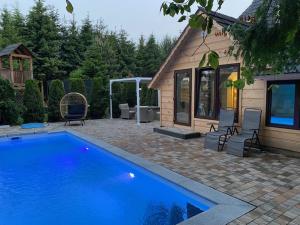 Bazén v ubytování Villa Bialka & Spa nebo v jeho okolí
