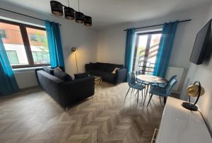 uma sala de estar com um sofá e uma mesa em Apartamenty Chopina 1 em Bydgoszcz