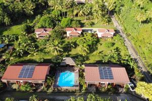 Una vista aérea de una casa con paneles solares en los techos. en BORA BORA HOLIDAY'S LODGE, en Bora Bora