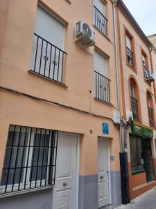a building with windows and a heater on the side of it at Apartamentos Clavero 10 in Plasencia