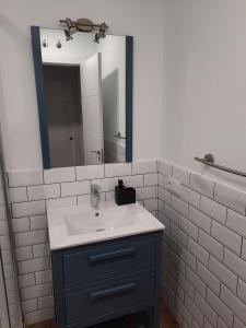 Koupelna v ubytování Apartamentos El Muelle Comillas + 29 fotografií