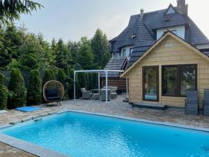 Bazén v ubytování Villa Bialka & Spa nebo v jeho okolí