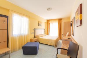 Giường trong phòng chung tại Marc Hotel