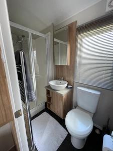 Kylpyhuone majoituspaikassa Seton sands holiday park - Premium caravan - 2 bedroom sleeps 4