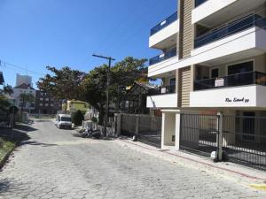 una calle vacía delante de un edificio en Res. Estoril, en Bombinhas