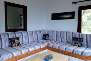 A seating area at Perivoli