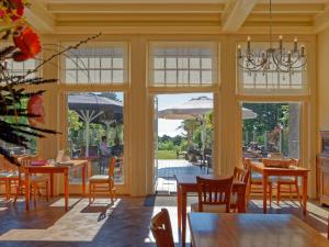 Restaurace v ubytování Apartment in Bergen aan Zee near the Beach