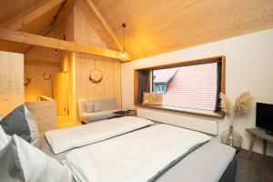 a bedroom with two beds and a window at Quartier No. 5 in Nordheim