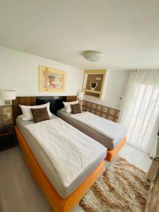 1 Schlafzimmer mit 2 Betten und einem Teppich in der Unterkunft T&K Appartements in Bad Homburg vor der Höhe