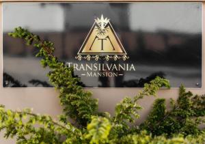 una señal para el tranzzaniauminatiuminatiuminatiuminatiuminati en Transilvania Mansion en Brasov